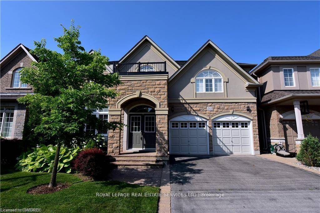 Stunning four bedroom family home on a quiet crescent in Lakeshore Woods, of Beautiful BRONTE !