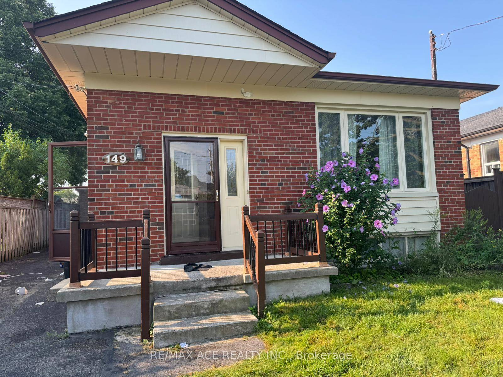 Beautiful Solid Brick 3 1 Bungalow in Bendale Community.