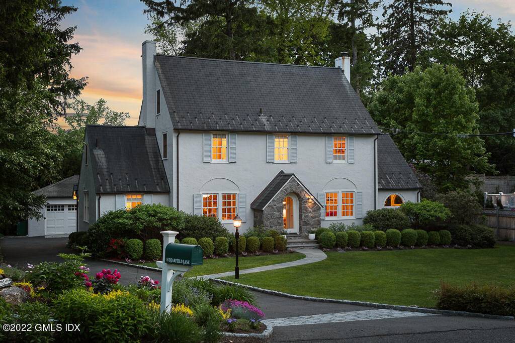 FULLY FURNISHED 5 BR, 3. 5 BATH IN TOWN single family home available for Long Term Rental.