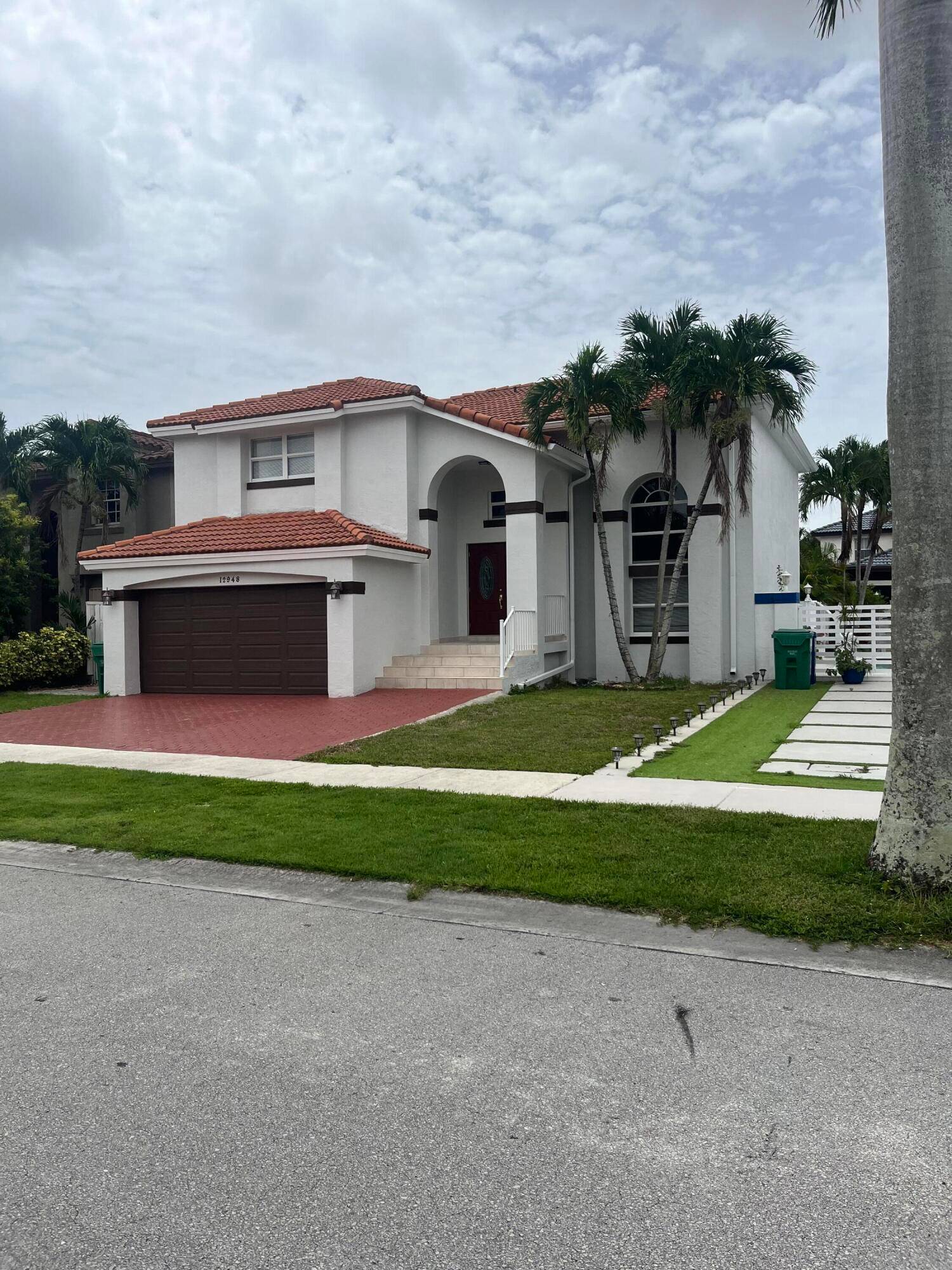 AVAILABLE NOW ! This extraordinary spacious over 2300 square feet 2 story 3 bedrooms 2.
