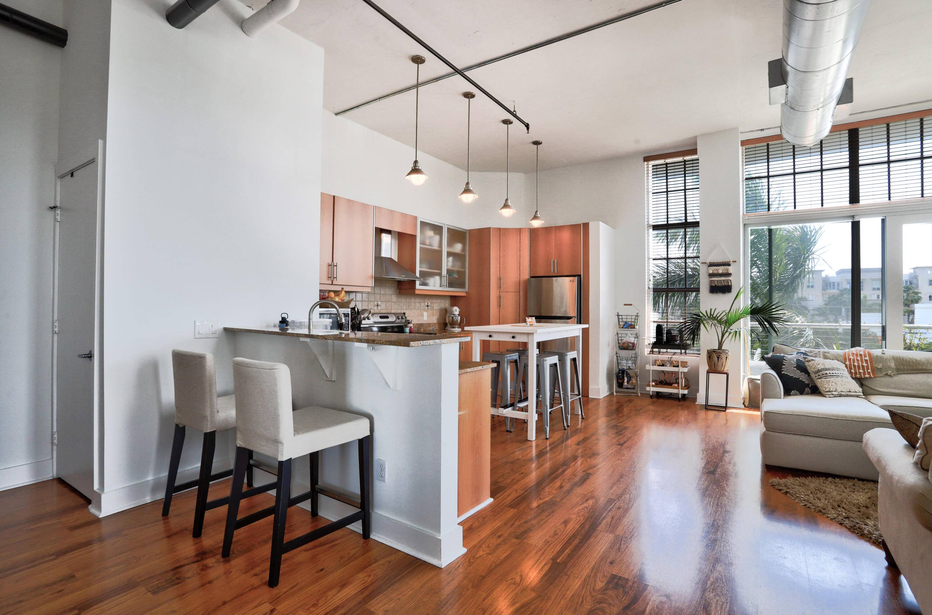 Move in ready with balcony !