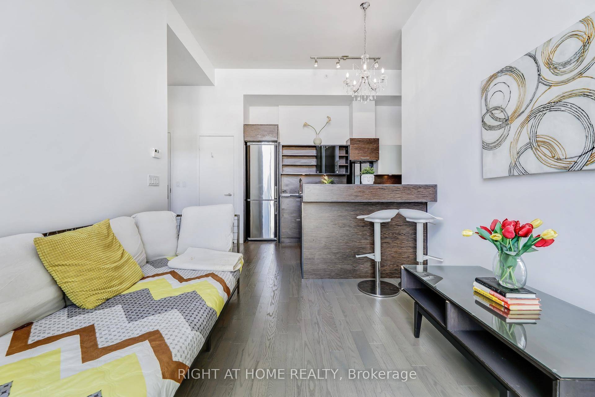 A corner and very private 2 Bedroom unit A luxurious Nicholas Residences, 10 11 ft Smooth ceiling, Chandelier In Master Br Living Rm Both W to Balcony.