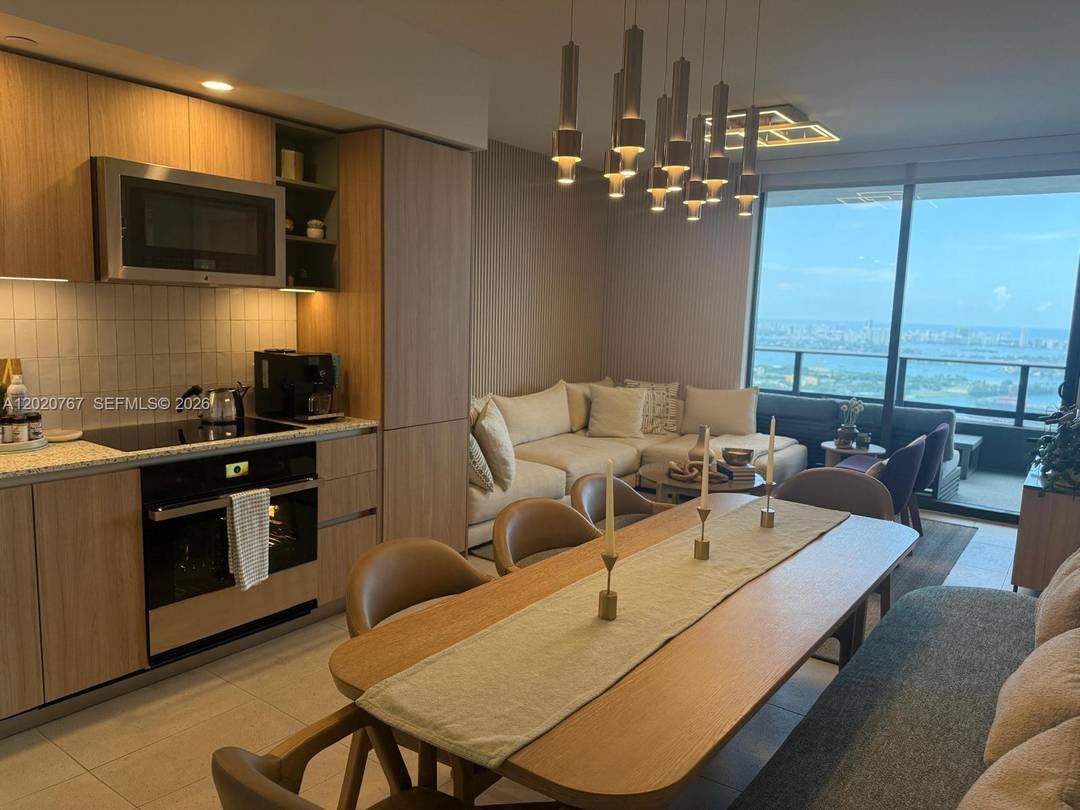 Experience elevated urban living in this stunning 3 bedroom residence at Gale Miami Hotel amp ; Residences, one of Downtown Miami s most dynamic luxury developments.