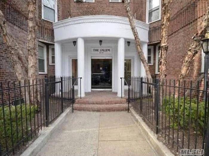 Move in ready spacious, freshly painted, new windows, new circuit breaker, Jr.