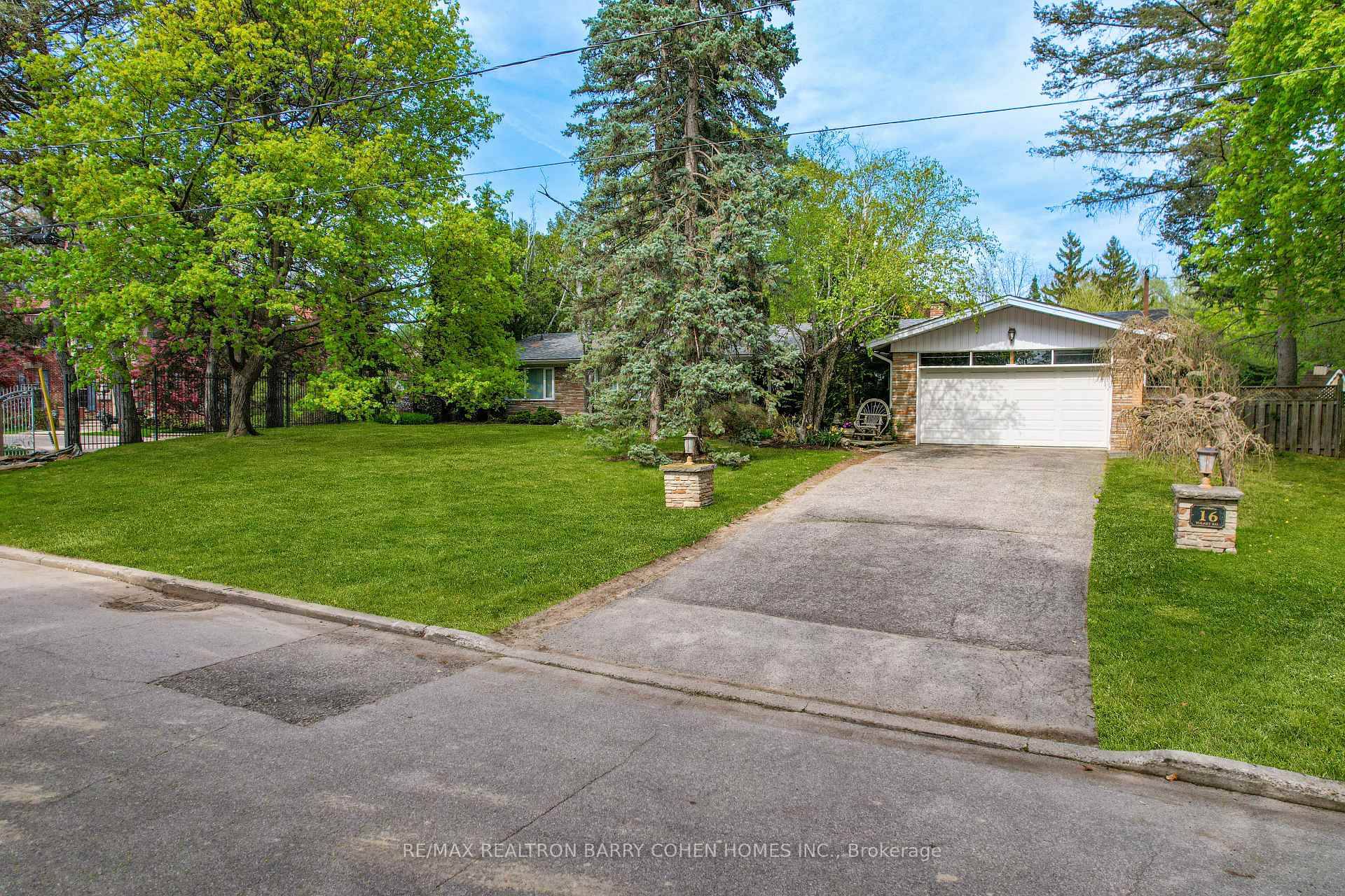 Muskoka In The City ! York Mills Most Sought After Enclave.