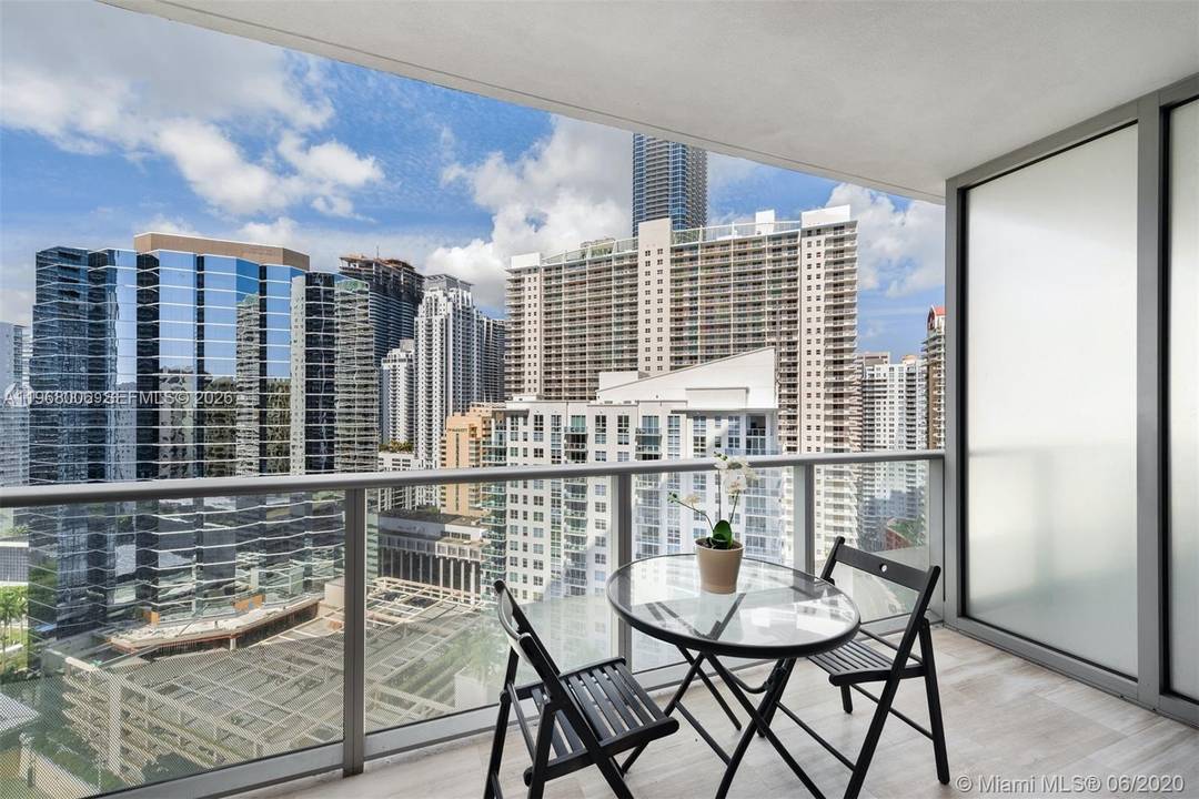 Investor s dream ! Turnkey, tastefully furnished studio offering a sleek modern design and sold fully equipped for immediate income production.