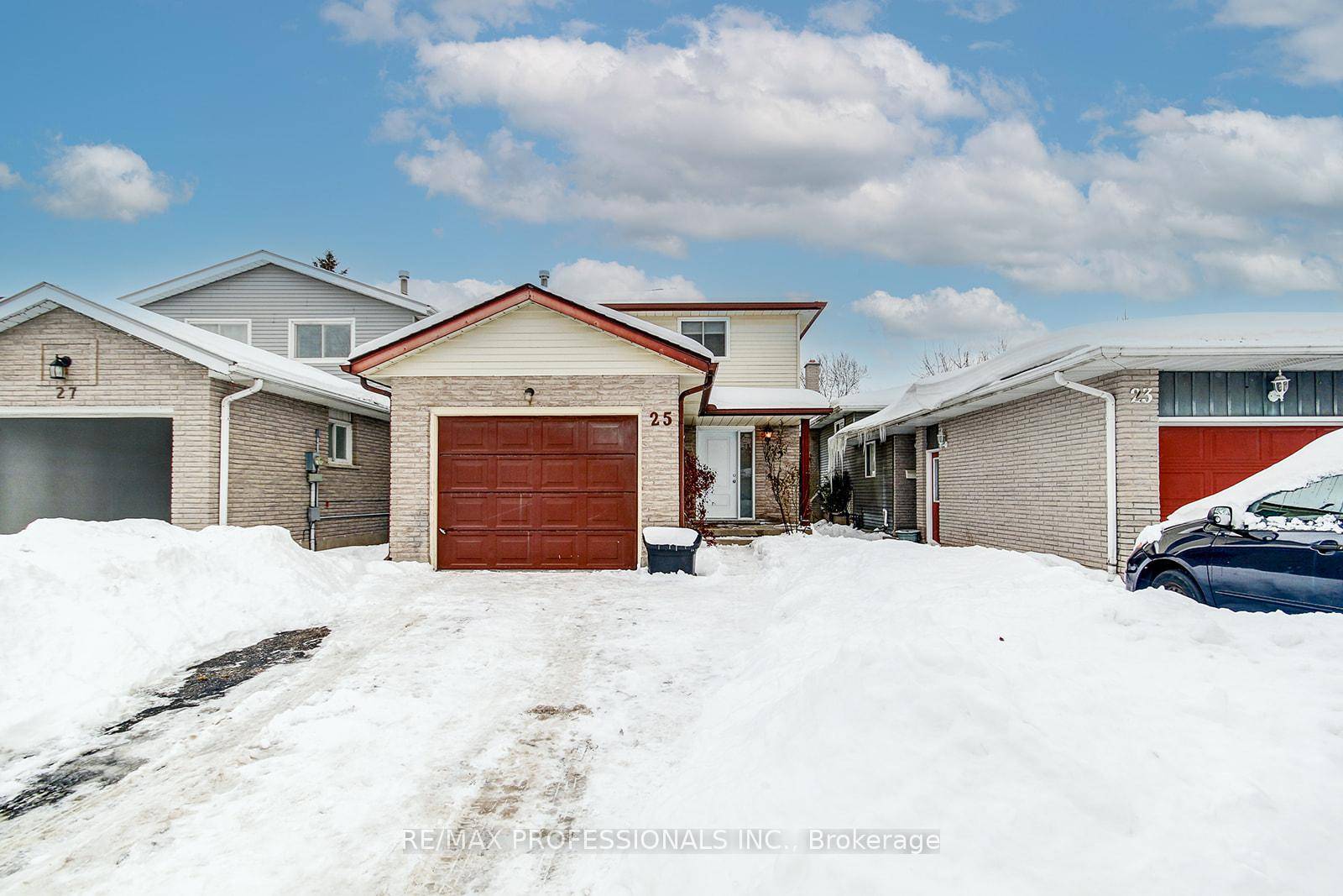 Welcome to 25 Windale. Fully detached 3 1 bedroom, 3 bathroom home in the quiet neighborhood of Laurentian Hills.