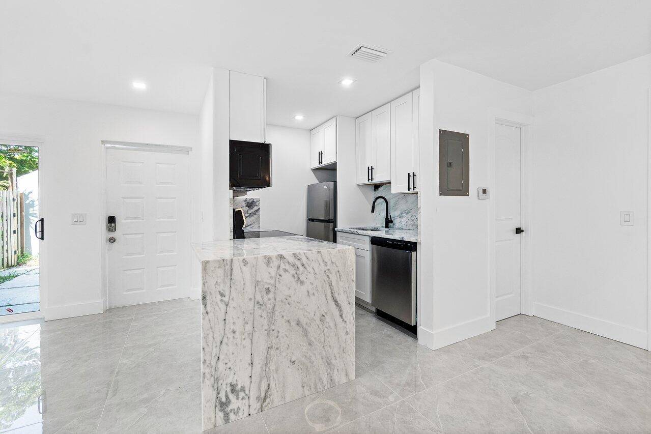 Welcome to this stunning, fully upgraded unit in the vibrant community of The Crossings of Boynton Beach.