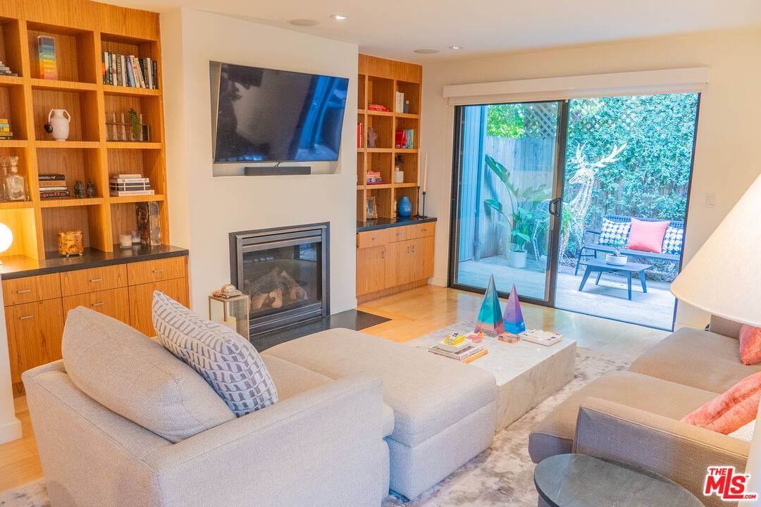880   Hilldale Ave 2BR Sunset Strip La