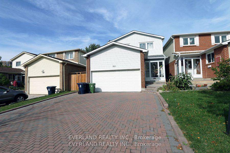 Excellent Location in Agincourt North Community, Bright and Spacious, Steps to Finch and Mccowan Ttc Bus, Schools, Parks, Shopping Mall, Library, Hwy 401