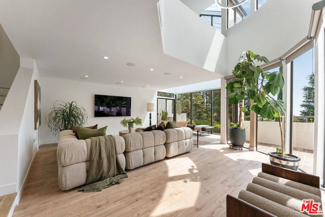 6469   Rodgerton Dr 3BR Hollywood Hills East La