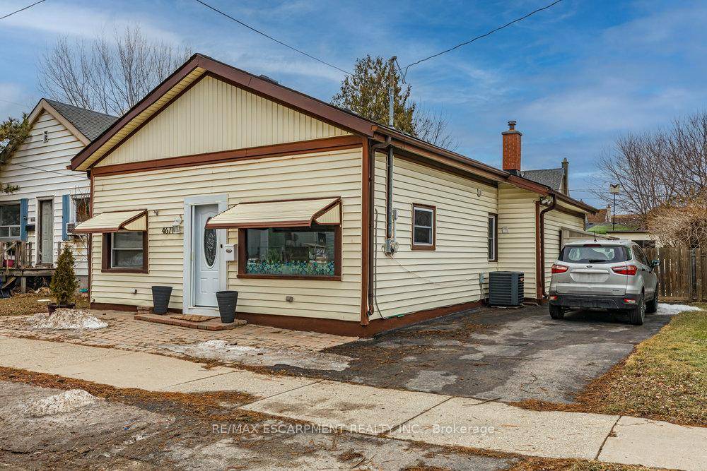 Welcome to this charming, detached home situated in the heart of downtown Niagara Falls !