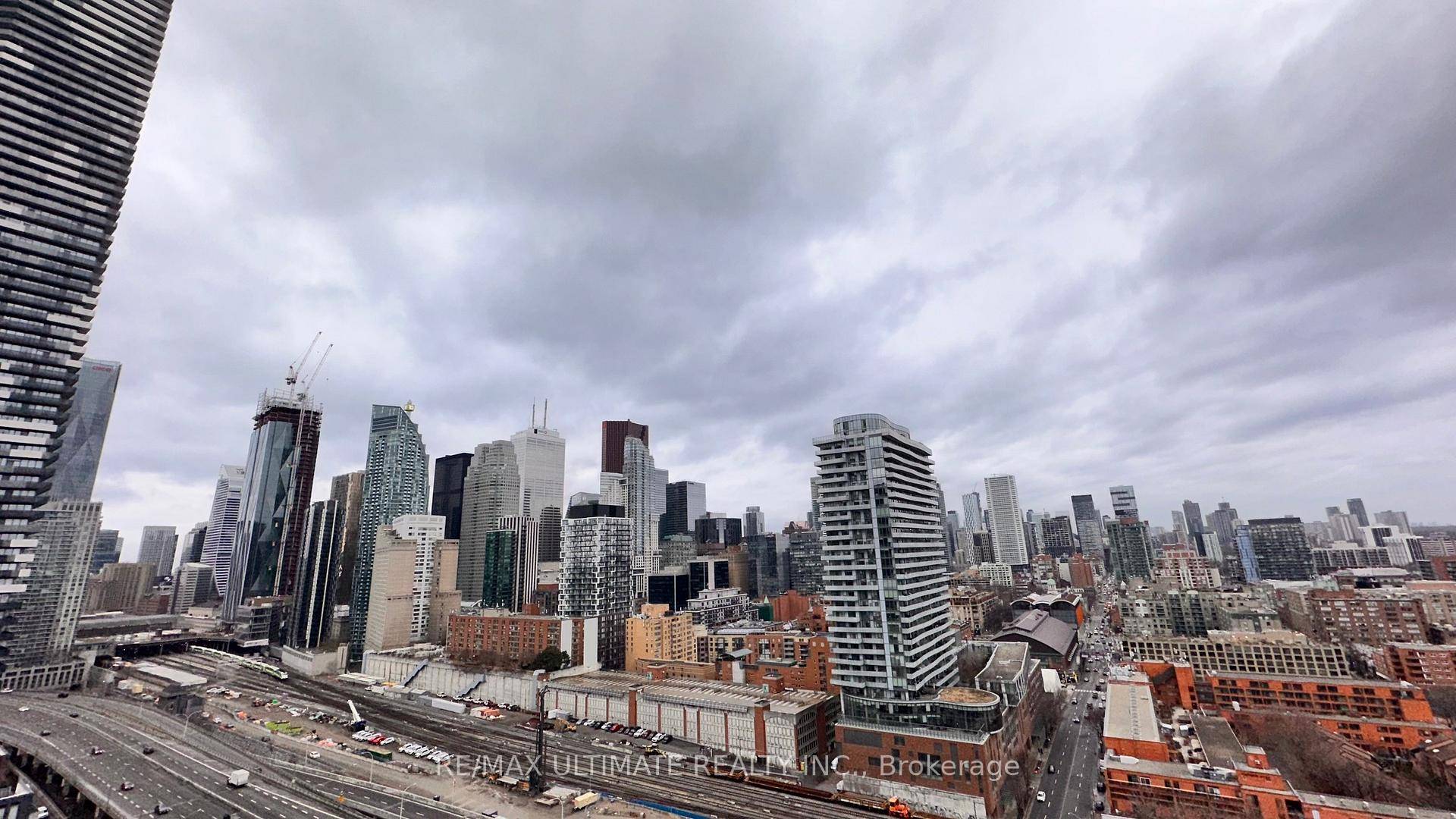 Spacious Studio Apartment At Daniels Lighthouse West Tower Overlooking The Toronto Skyline.