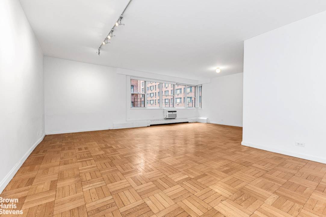 E. 60'S LUX DRMN CONDOP LARGEST JR 2 BEDROOM U HAVE EVER SEEN 775k !