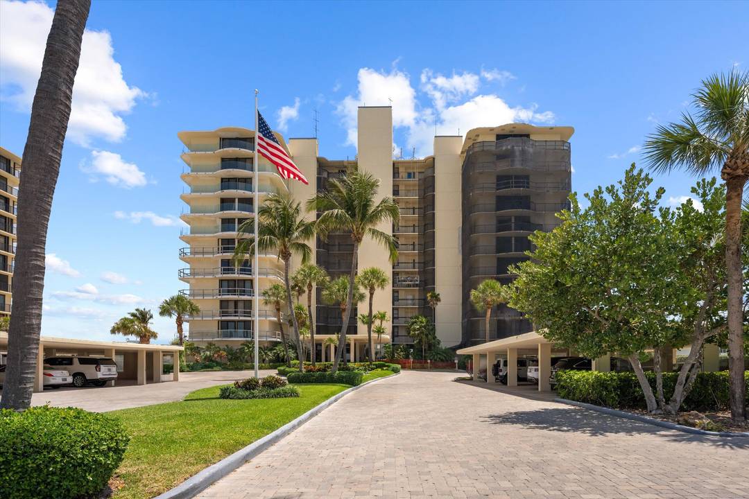 Oceanfront condo with spectacular views of the Ocean and theIntracoastal and Lighthouse.