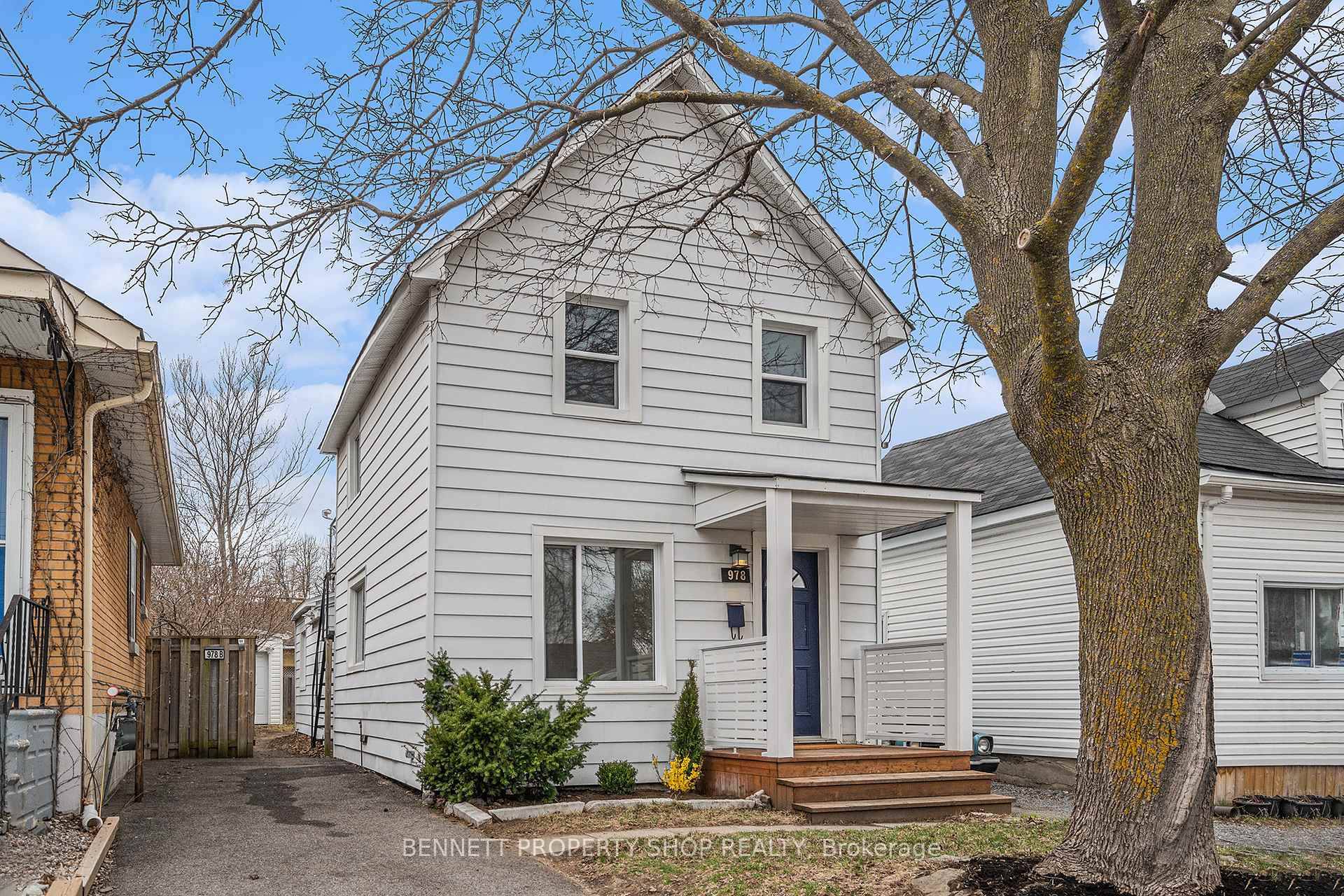 Perfectly situated just steps from Ottawa's iconic Experimental Farm and the bustling Civic Hospital.