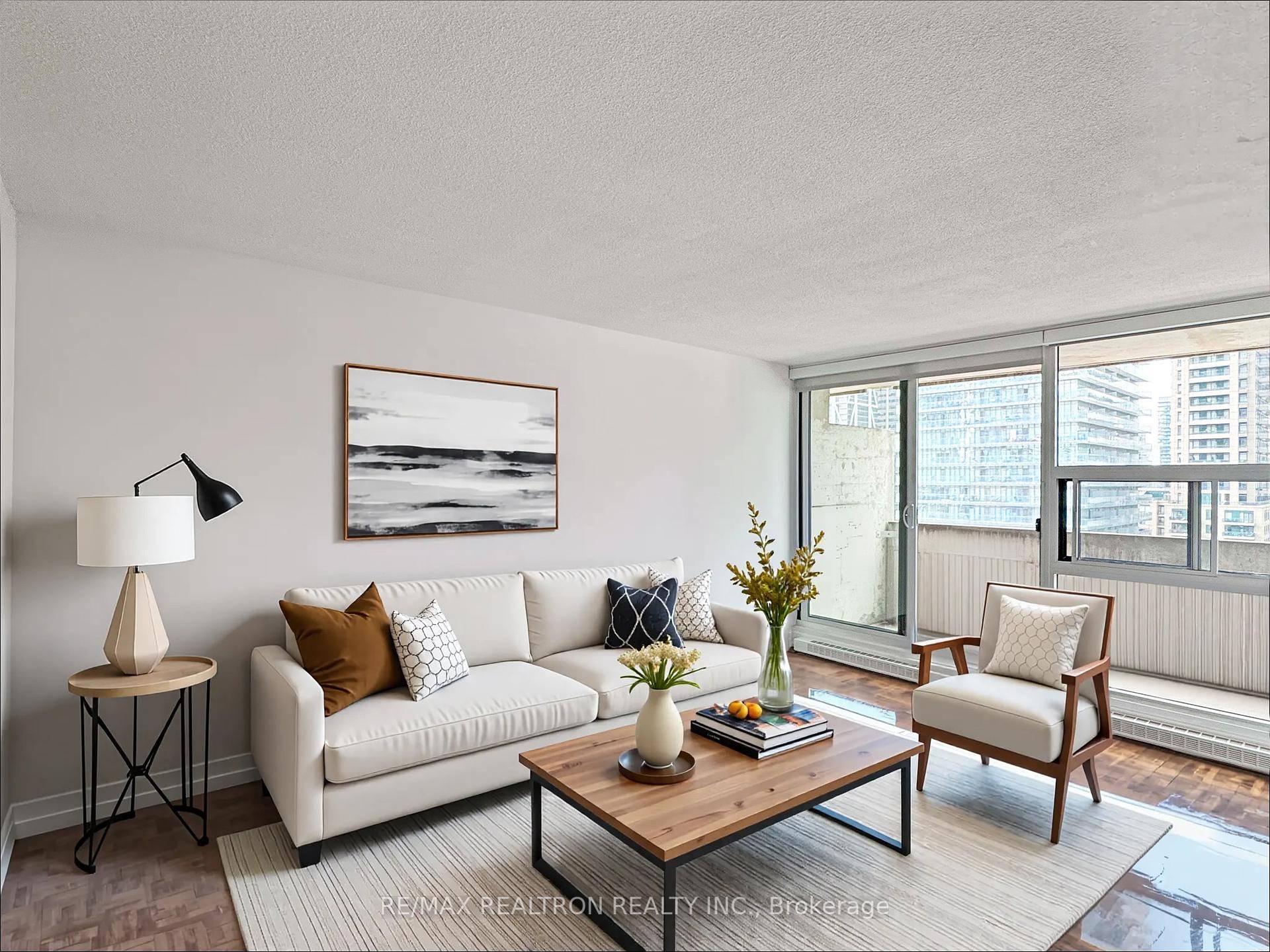 ONE MONTH FREE Discover urban living at its finest with this gorgeous one bedroom bedroom apartment at 33 Isabella St, perfectly located in the heart of the city.
