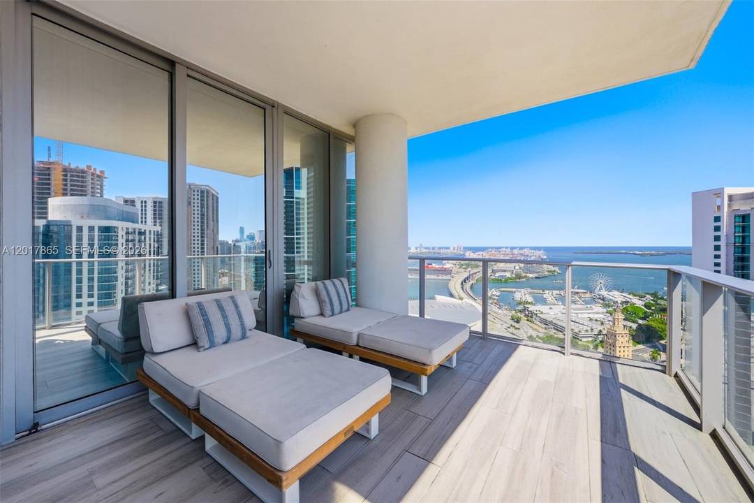 Never lived in full time nor rented, and impeccably finished, this exceptional corner residence at Paramount Miami Worldcenter showcases sweeping direct ocean views from one of Miami s most amenity ...