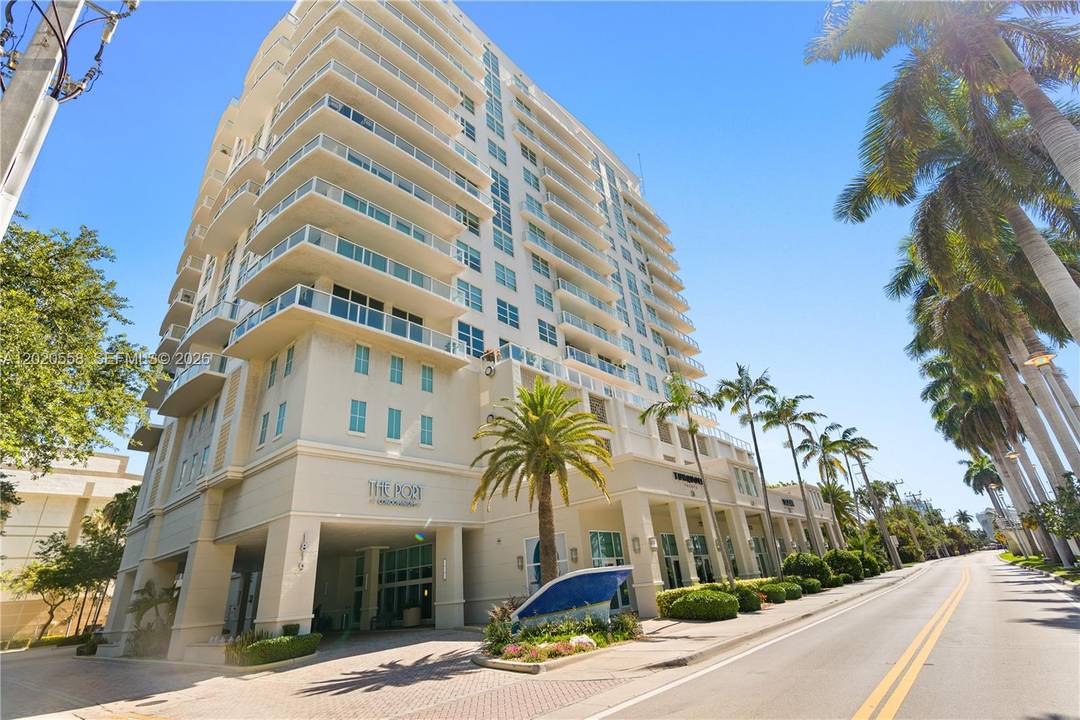 Experience the ultimate South Florida waterfront lifestyle from this stunning 10th floor residence in a boutique condominium, enjoy breathtaking panoramic views of the Ocean sunrises, Intracoastal Waterway, marinas, Port Everglades, ...
