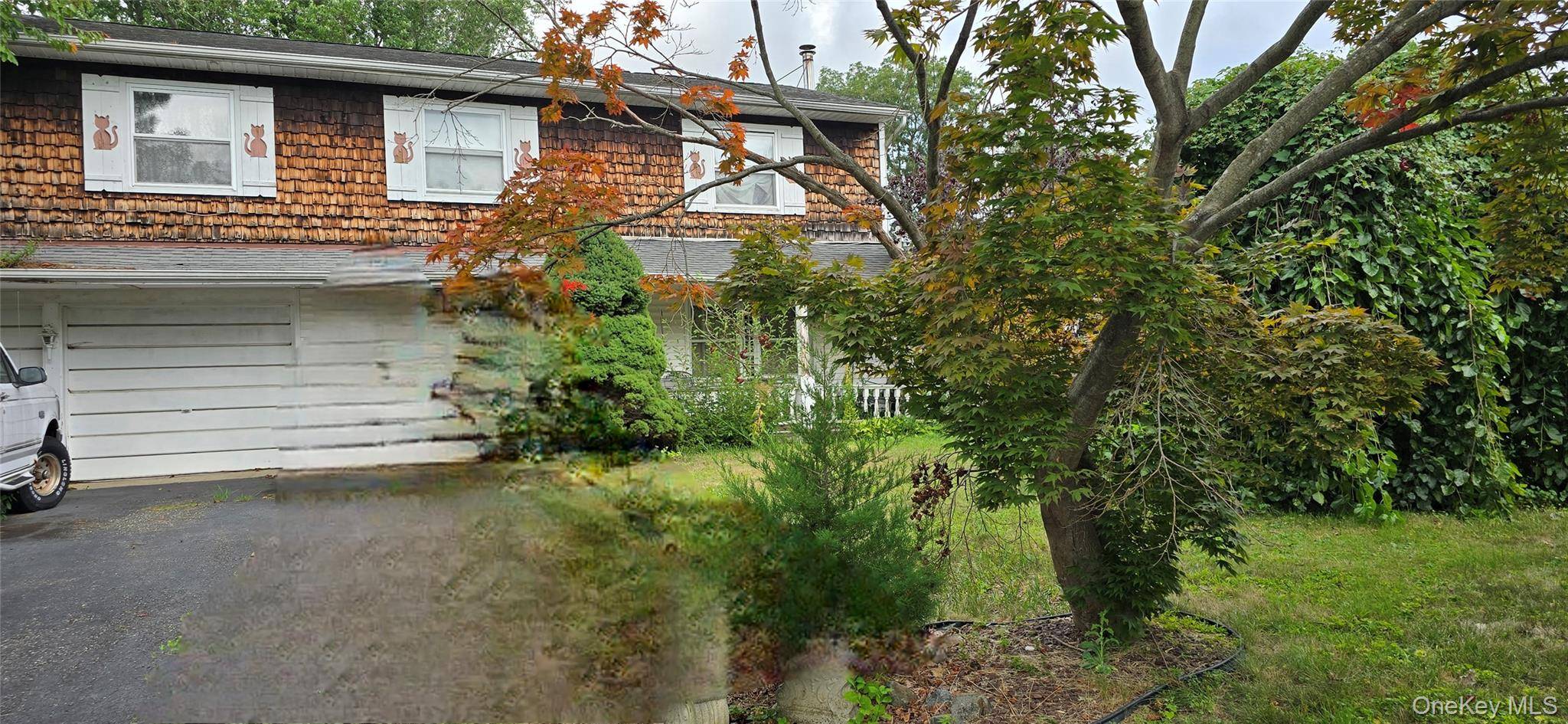 4 BEDROOM COLONIAL HOME LOCATED IN SMITHTOWN SCHOOLS !