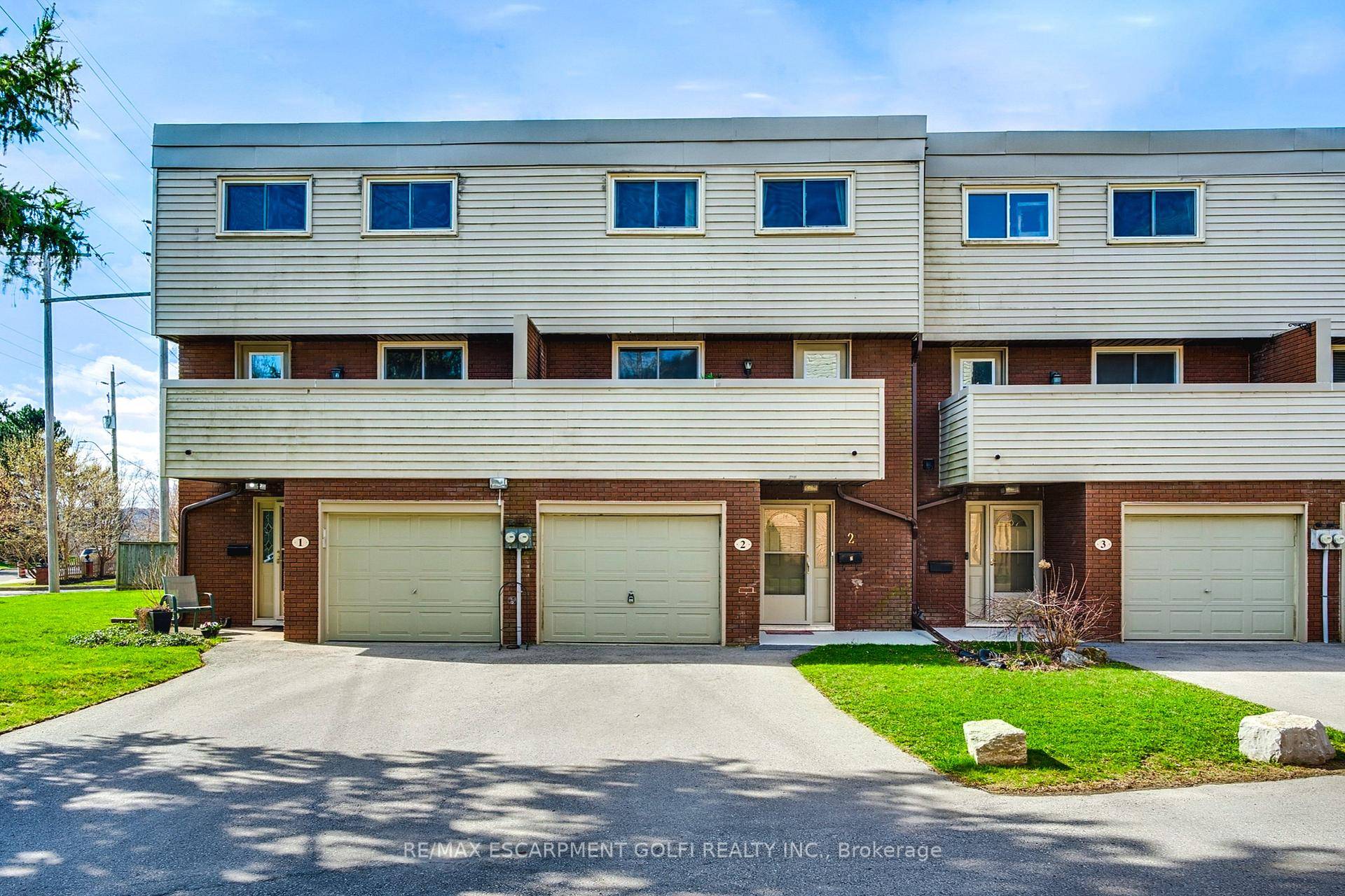 This stunning 4 bedroom townhouse nestled in the heart of Dundas, offering breathtaking escarpment views and the perfect blend of nature and convenience.