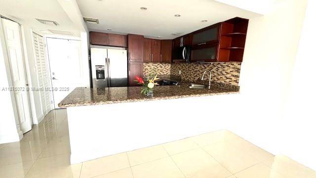 Beautiful update apartment Amaizing views, across the beach.