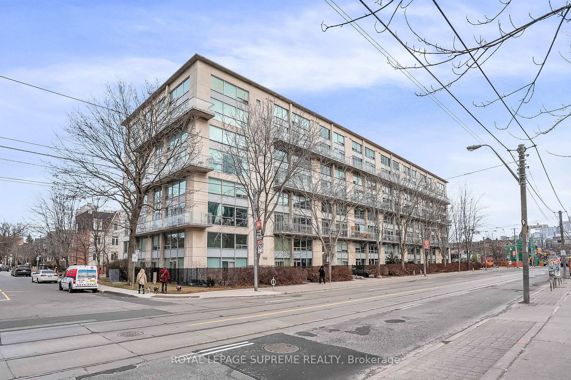 Welcome to the heart of King West, perfectly situated on the border of Trinity Bellwoods and Stanley Park !