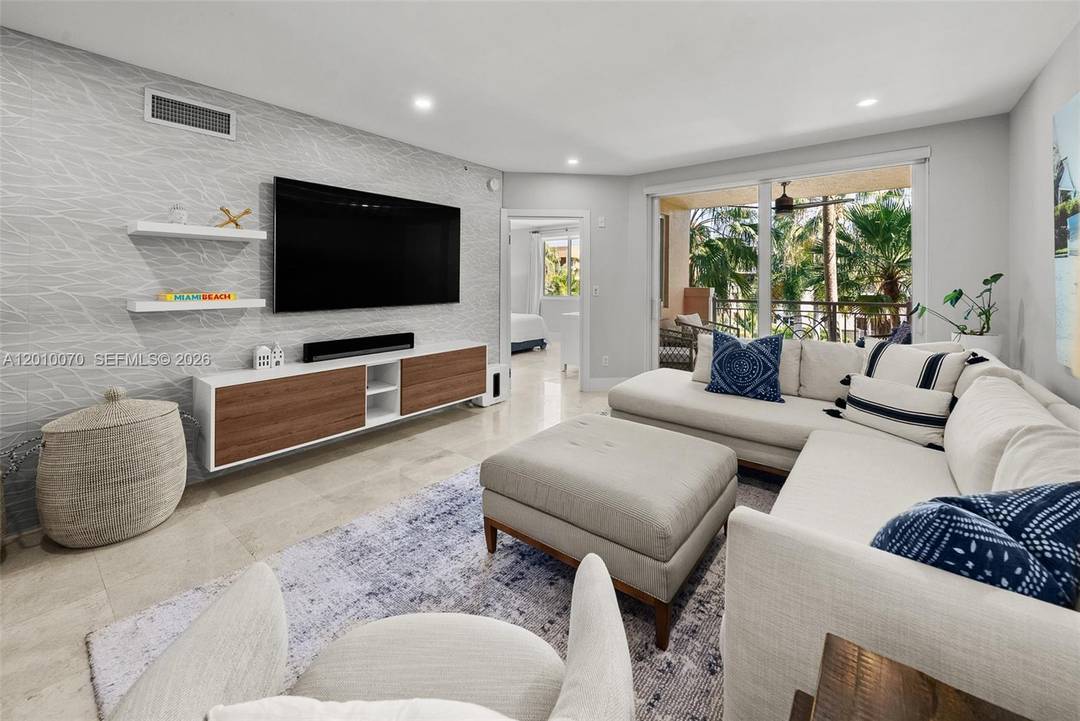 Beautifully updated 2BD 2BA residence in The Courts, located in the heart of South of Fifth.