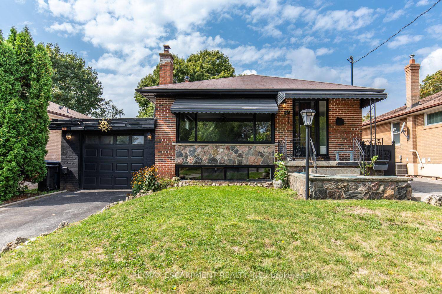 Great opportunity in the highly desirable Morningside neighbourhood !