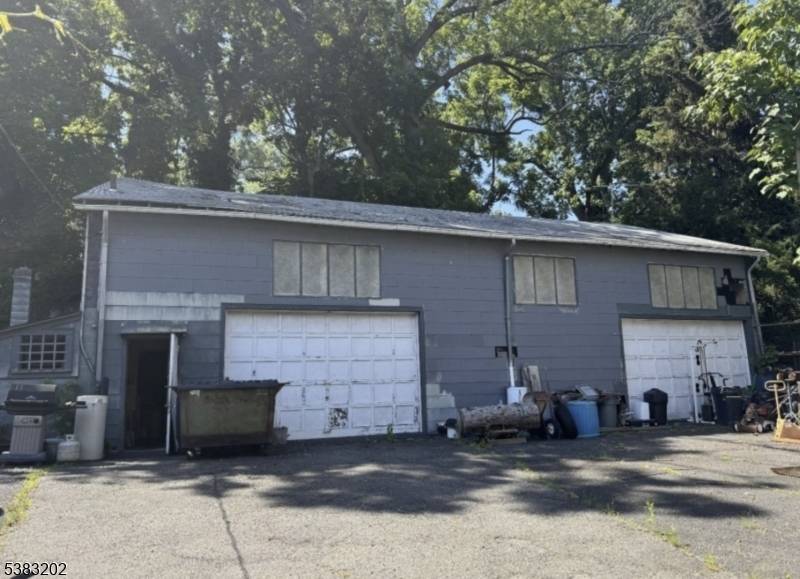 EXTREMELY RARE OPPORTUNITY !