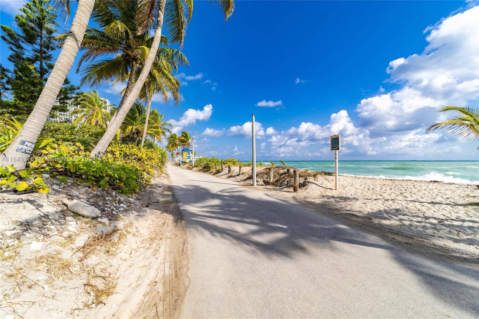 Welcome to paradise ! 3 FULL LOTS COMMERCIAL RESIDENTIAL MIX USED at the best location in the exclusive Hollywood s North Beach.