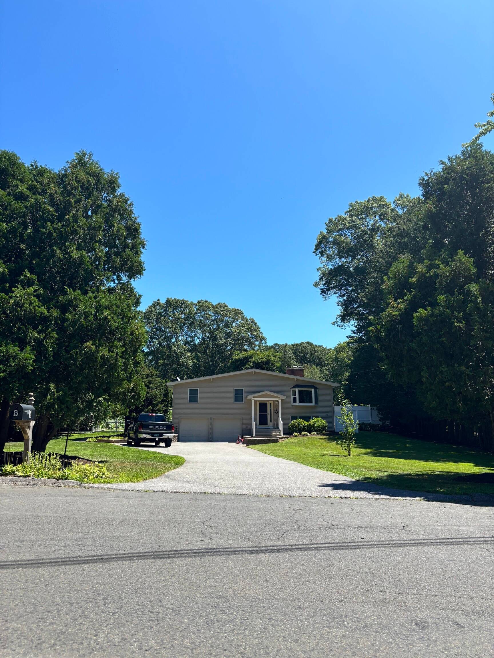 Charming Coastal Living at 9 Lantern Lane, Niantic, CT 06357 Welcome to 9 Lantern Lane a delightful coastal retreat nestled in one of Niantic's most sought after neighborhoods !