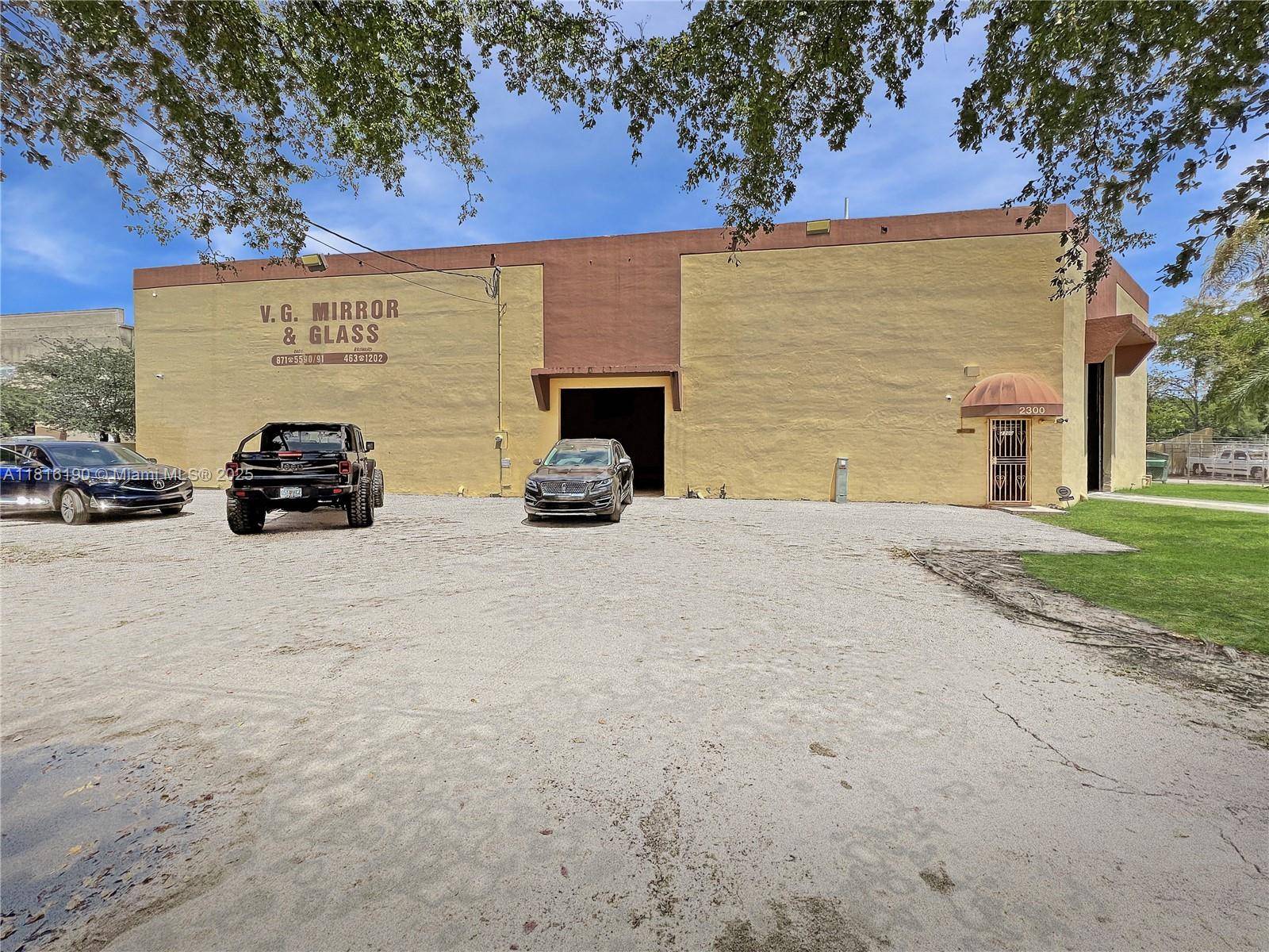 Situated on 16, 890 SF corner lot w i the Palmer Lake Metropolitan Urban Center, this freestanding industrial property offers excellent functionality in a rapidly developing area of Miami Dade ...