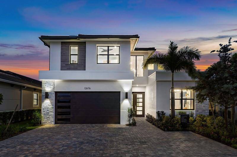 BUILDER MODEL HOME FULLY FURNISHED !