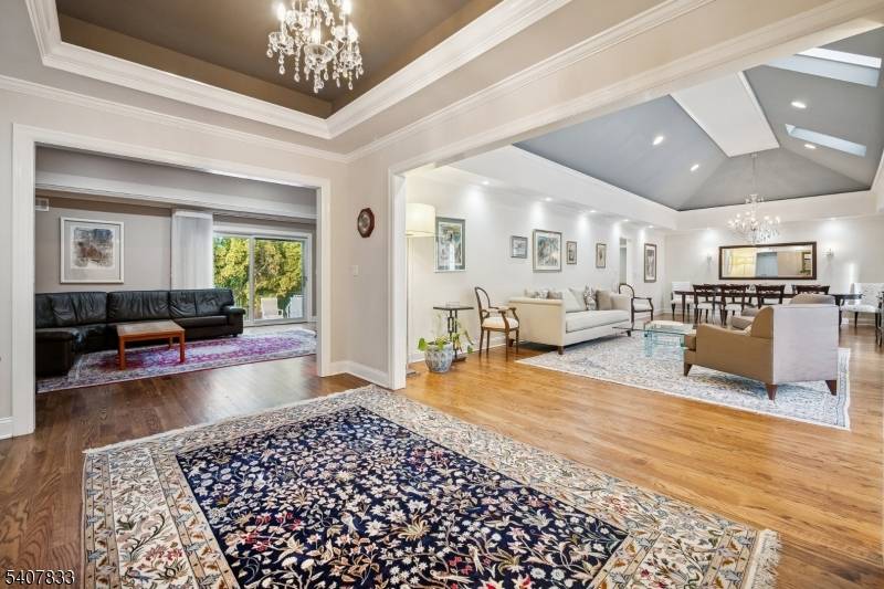 Long awaited STATELY CLASSIC Short Hills RANCH on.