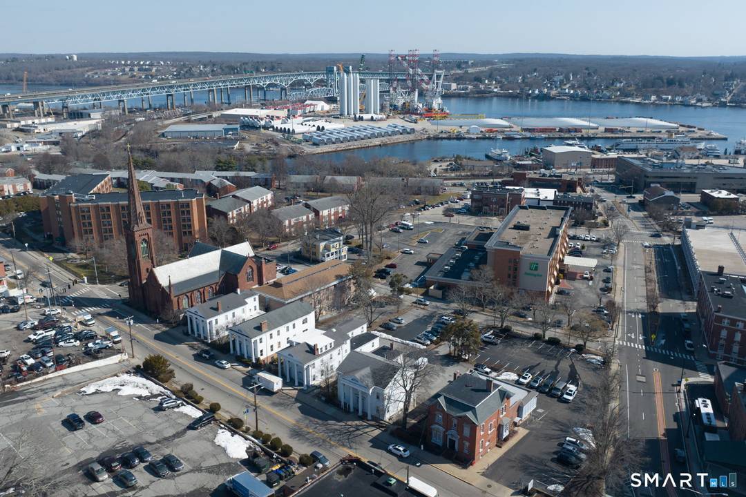 Attractive building on Whale Oil Row with easy acces from 95 conveinient walk to the Court house, restaurants, entertainment, train and ferry.