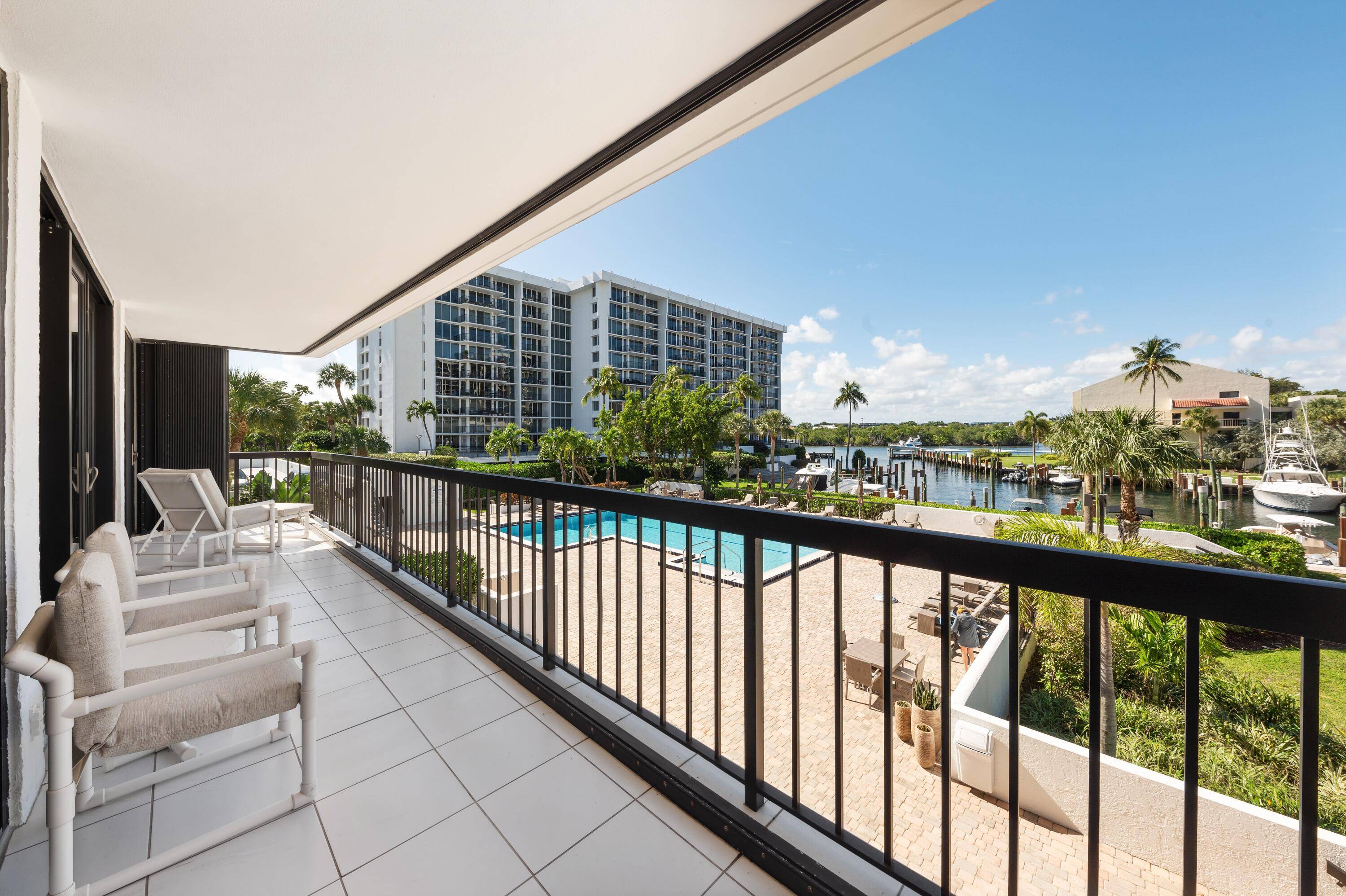 Beautiful sweeping views of the marina, intracoastal and waterside community.