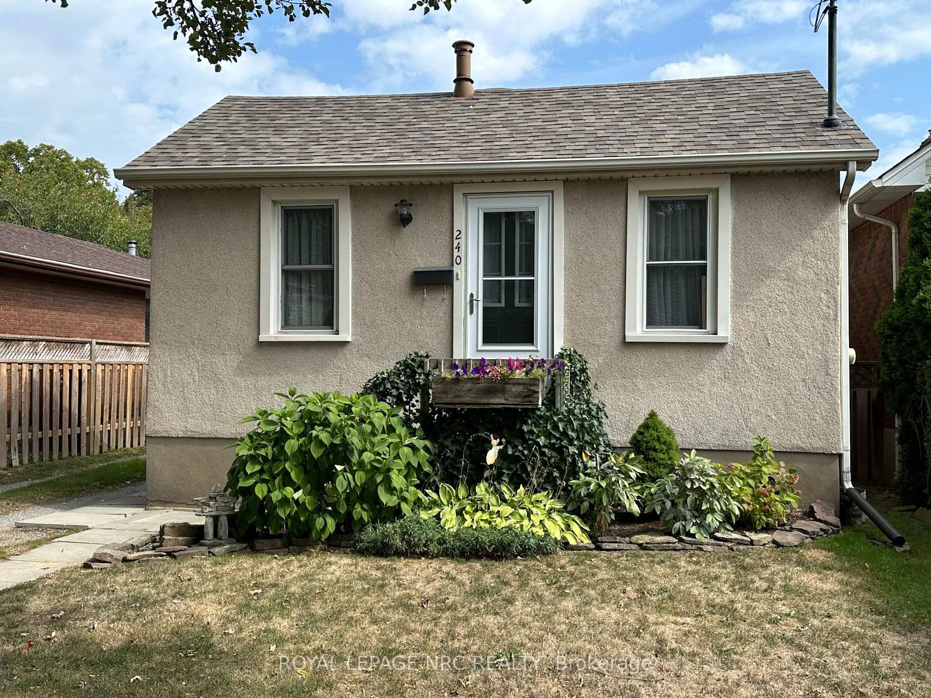 CUTE AS BUTTON. THIS 2 BEDROOM BUNGALOW IS ADORABLE amp ; AFFORDABLE.