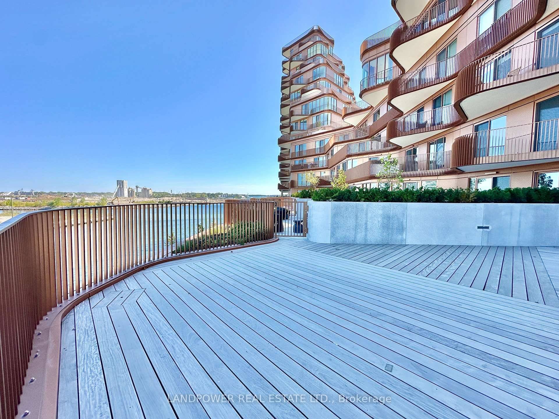 Welcome to Tridels luxurious Aqualina at Bayside, where waterfront living meets urban sophistication !