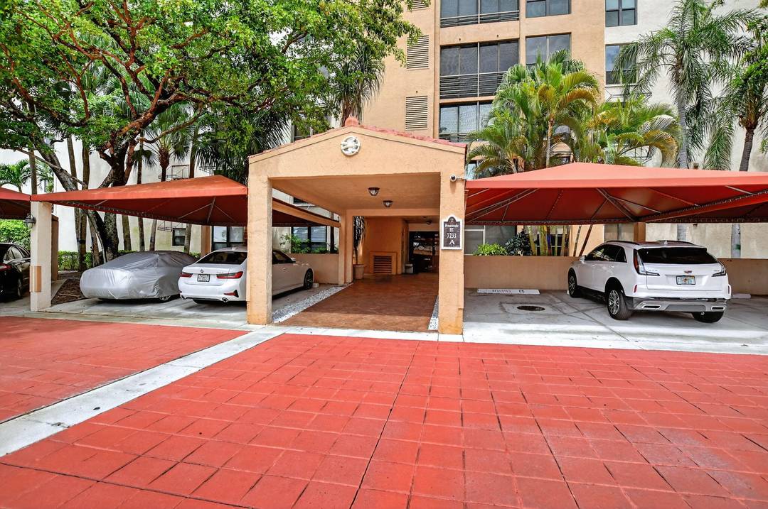 Stunningly renovated 2BR with a den 2.