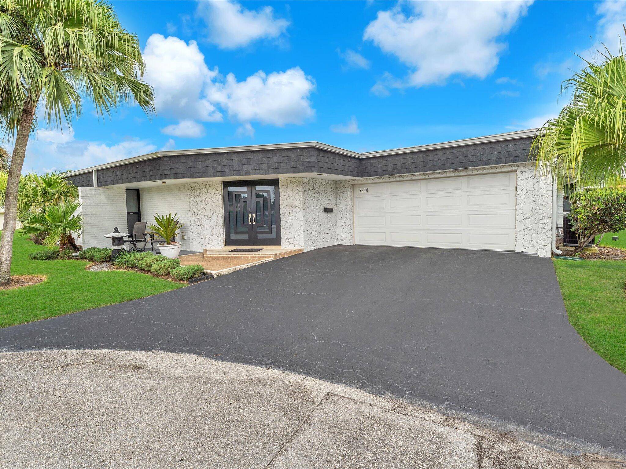 Spacious 3BR 2. 5BA home in the prestigious Woodlands of Tamarac.