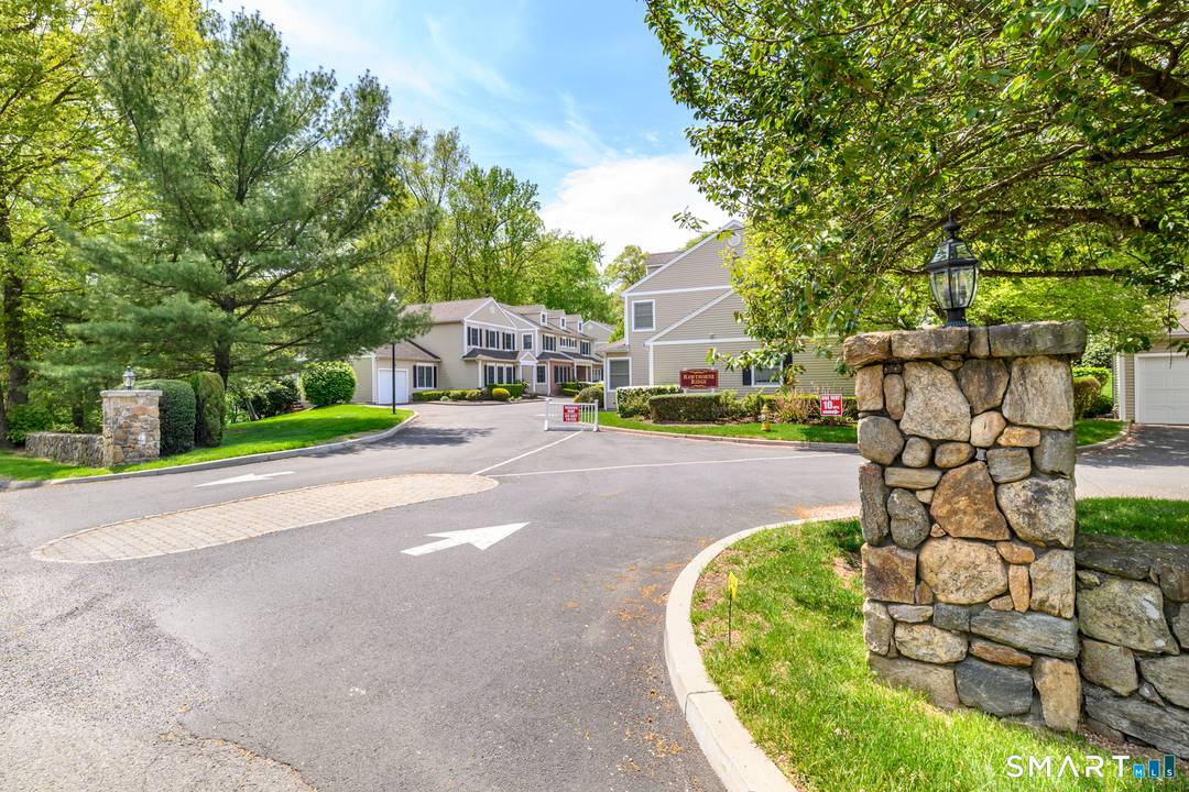 Move right into this pristine, conveniently located townhouse in the Hawthorne Ridge Complex close to shopping, schools and highways.