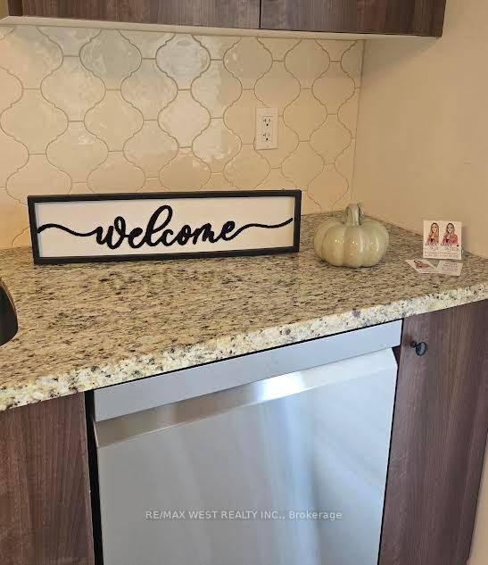 BEAUTIFUL 3 BED 3 BATH TOWNHOME ON A DEEP LOT !