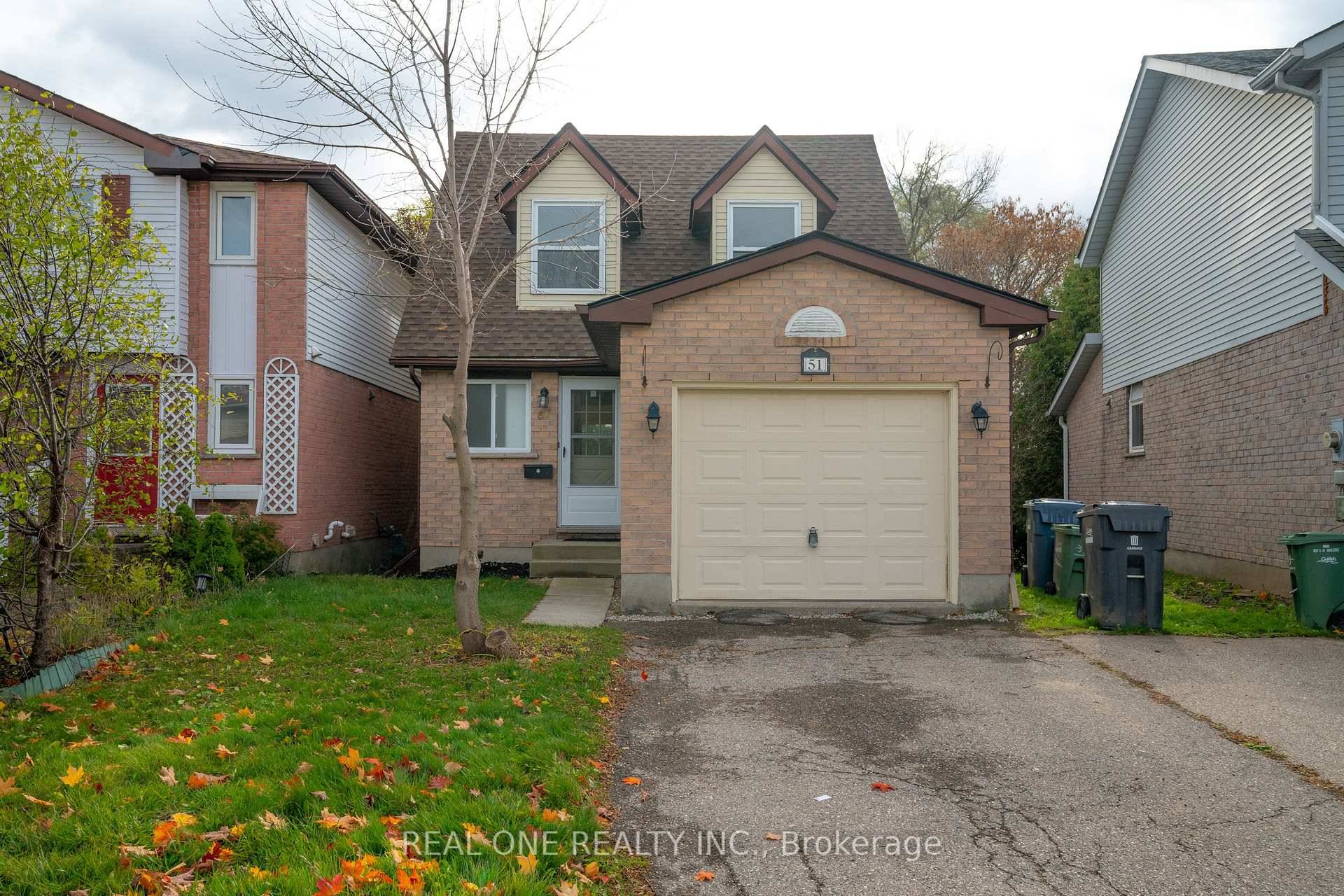 Bright and spacious 3 bedroom townhome backing onto a beautiful ravine !