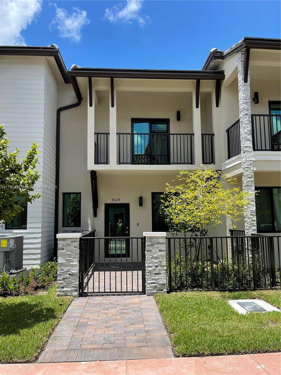 Beautiful Townhome in Urbana at Downtown Doral !