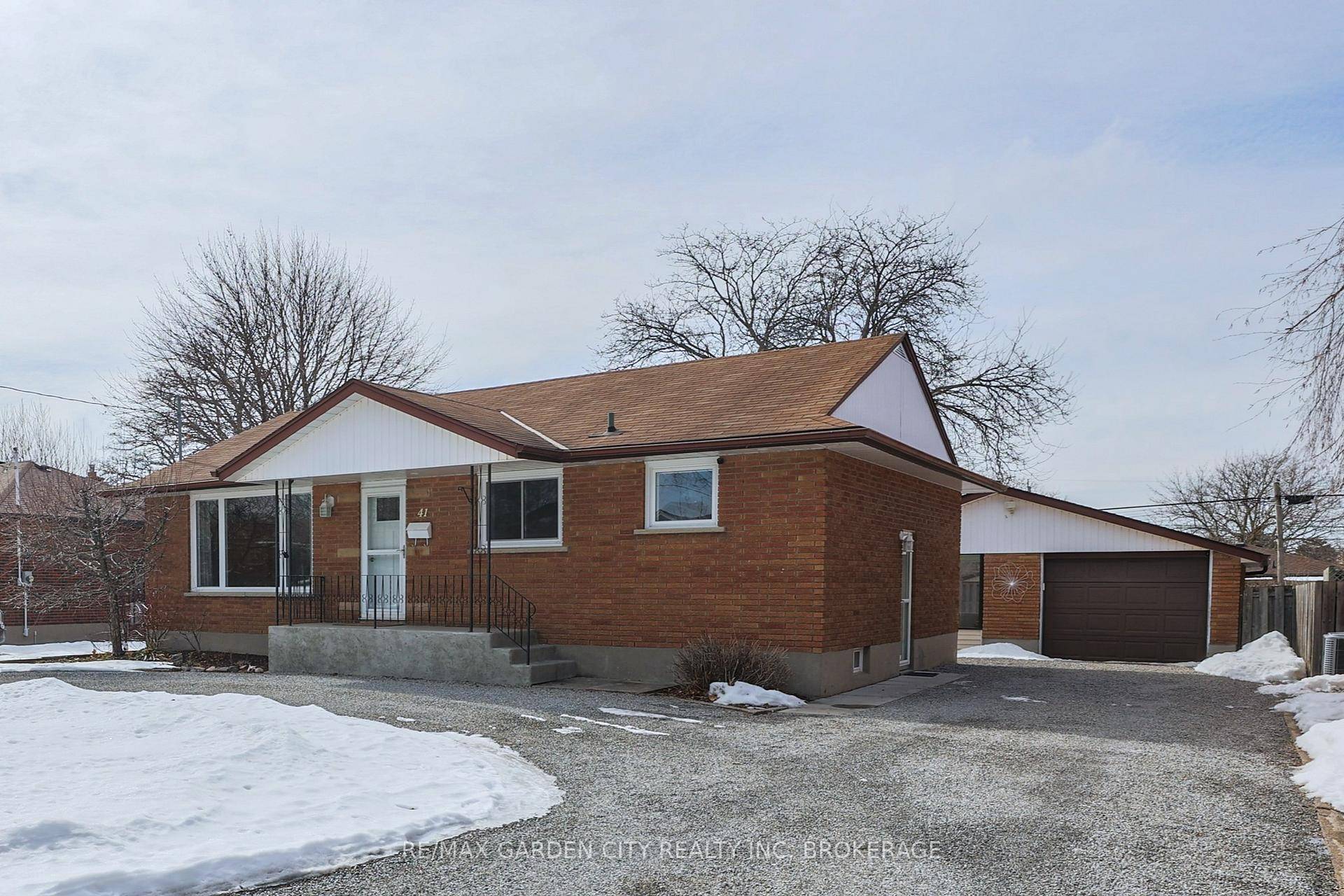 Classic North End St. Catharines Bungalow !