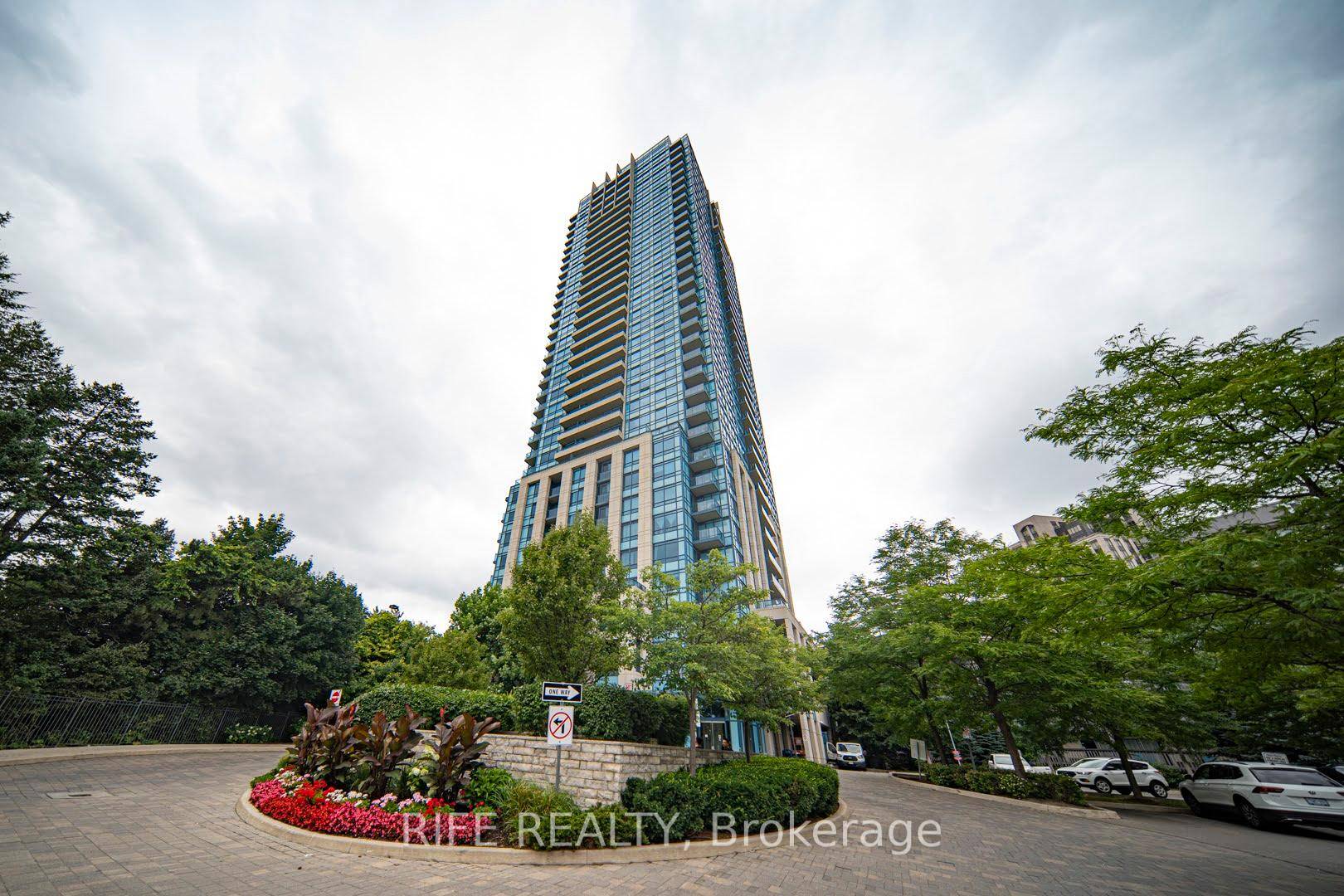 This Gorgeous 2 Master Bedrooms and 3 Bathrooms Luxury Unit Wait For You to Enjoy.