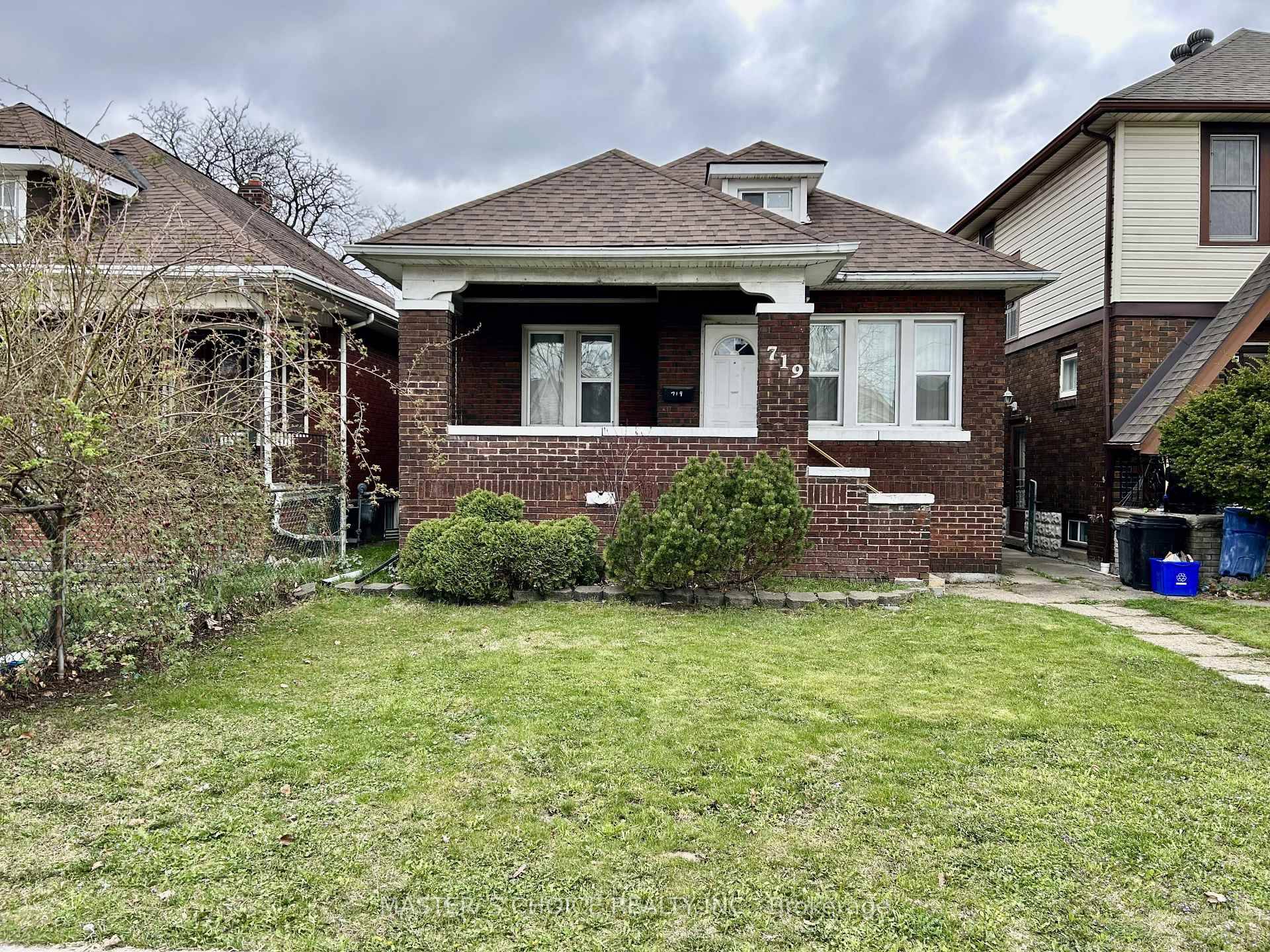 This home is located in a prime area, close to the University of Windsor, bus stops, border crossing, shopping, and restaurants.