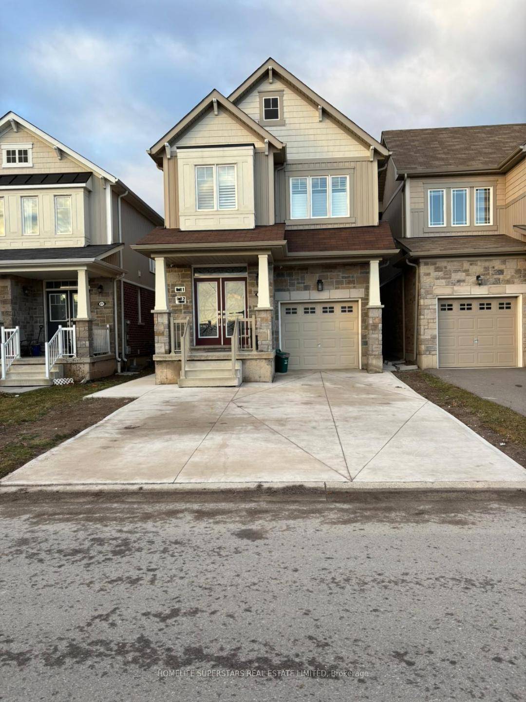 4 Bedroom and 3 washrooms on the main floor and second floor for RENT.