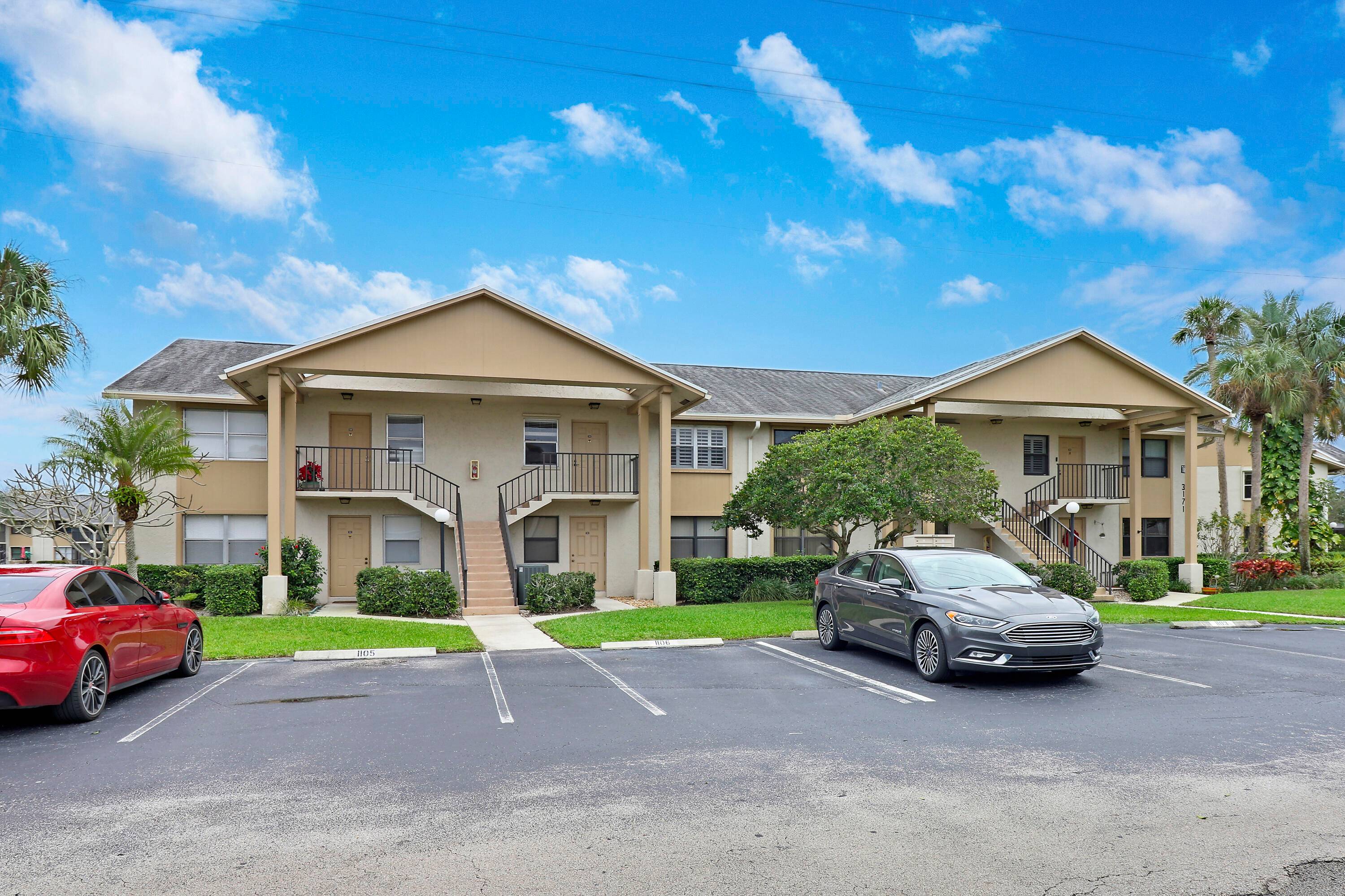 Bright and beautiful lakeview condo centrally located to it all and minutes from downtown Stuart.